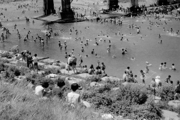 3. 多摩川鉄橋近くにある水遊び 昭和30年前後