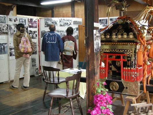 八坂の祭りの写真と加組の神輿を展示