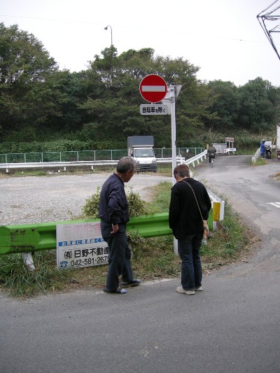 ちょうどこの辺に立っていたんだよ...生沼さん　前方は中央自動車道が走る