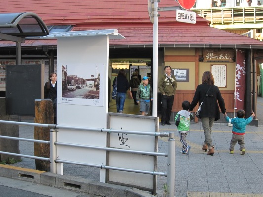 日野駅東 イラスト看板裏