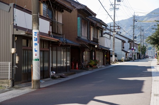 こじんまりした由比宿の町並み