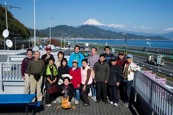 富士と駿河湾をバックに記念撮影　絶好のポイントでした 撮影にまにあわず若干メンバーが欠けてますが…。