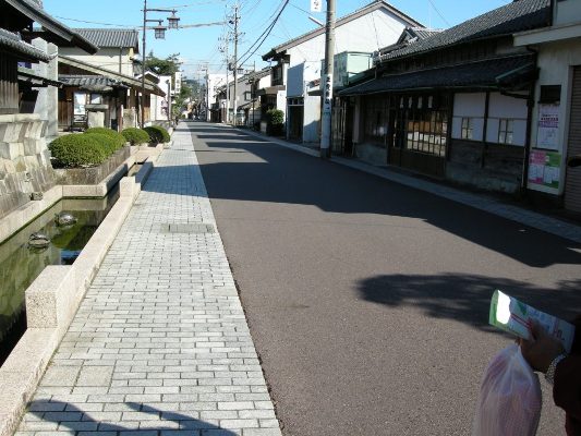 「この石畳は大屋の前の旧甲州街道に使えるぞ!」と須永さん