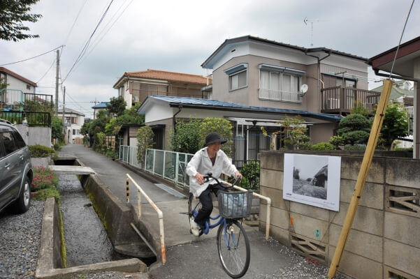 北原水車跡 東光寺道脇の用水路左手の水路はここで直角に折れて精進場方向に進みます