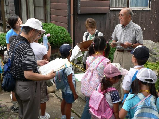 鹿野班：中村さん宅のやんめ地蔵見学