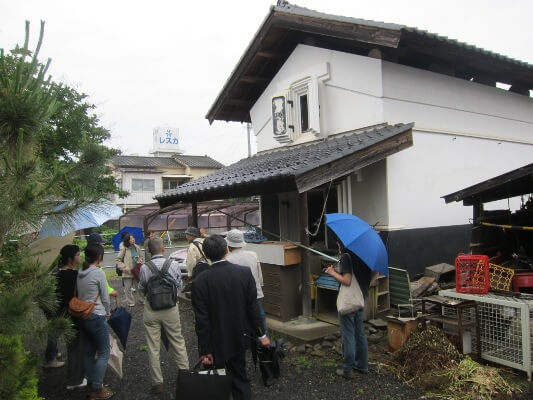 通風性を確保するために屋根との間に空間が設けられた蔵