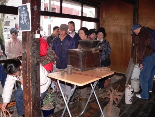 大屋（志村家屋号 森町）机の上にあるのは「銭箱」