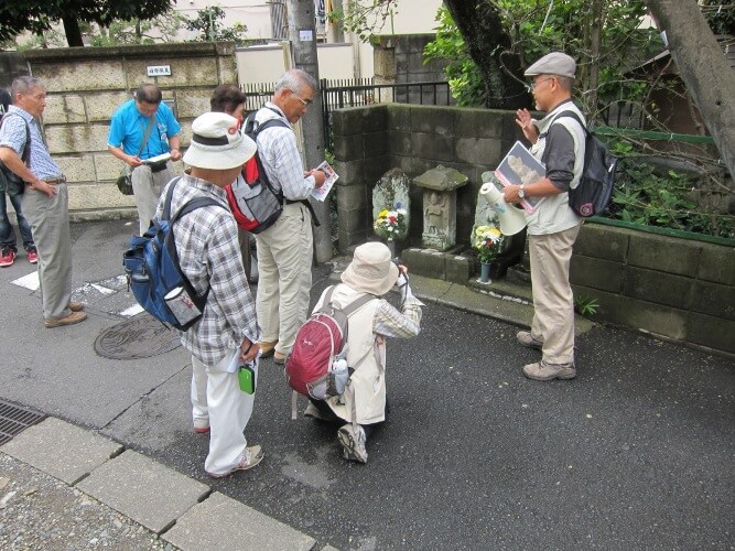 いつもお花が絶えない路地のお地蔵さん。