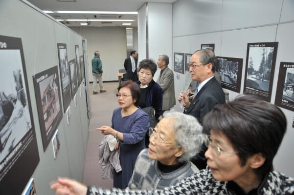 昭和30年代の扇屋（馬場家）の当時としては珍しいカラー写真を前にして語る馬場市長