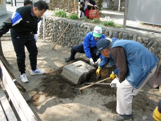 一小の小杉校長先生や松本保さんによって掘り出された礎石