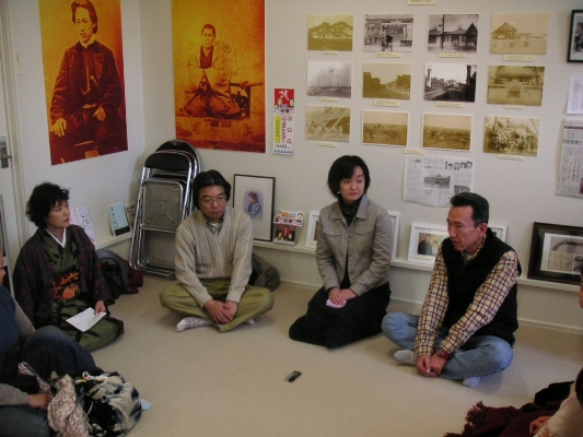 左から佐藤館長、高橋郷土資料館館長、矢口さん、谷享司さん