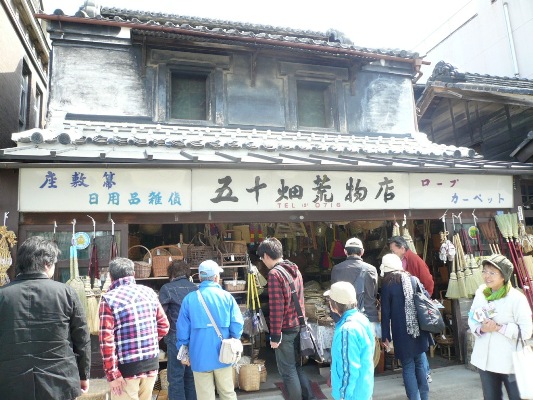 荒物屋さん　渓流釣りなどで使用する＜ビク＞を買った加藤さん 