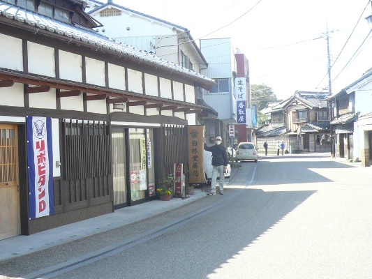 例幣使街道：京都から日光東照宮へ幣帛を奉納する勅使が通った道 看板が気に入ったので写真を撮ってもらいました