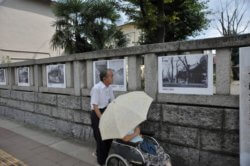 八坂神社の玉垣に展示された明治から現代に至る祭りの写真パネル