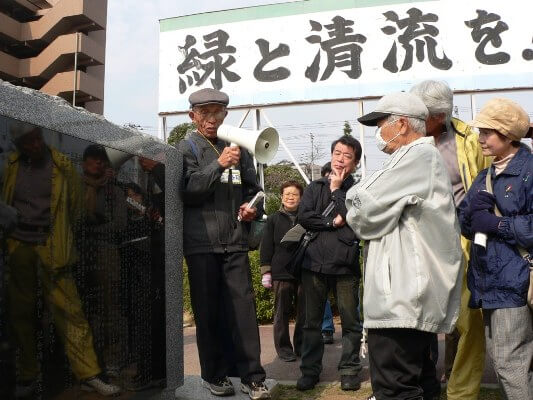 四ッ谷の謂われを記した土地区画整理竣工記念碑前で説明する立川泰司さん